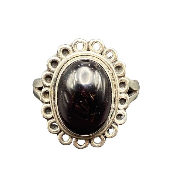 Vintage sterling silver 925 oval garnet cabochon surrounded by open swirls size